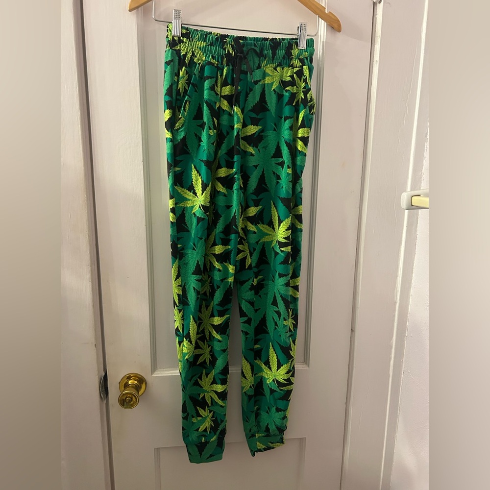 Eevee Buttery Soft Stretchy Green Cannabis Weed Pot Leaf Print Jogger Pants S